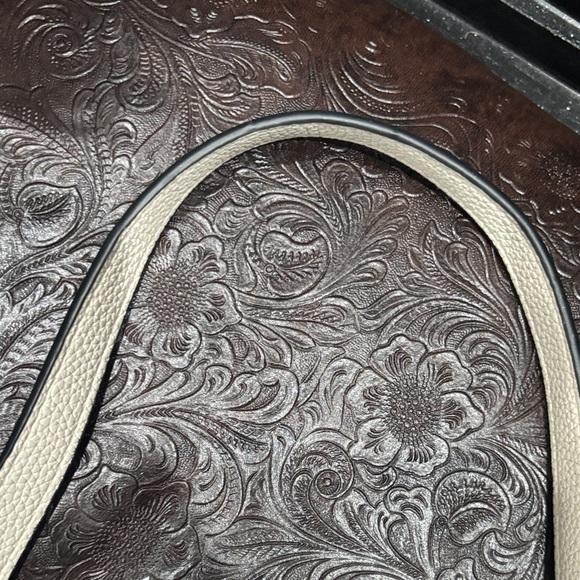 Gino Valentini Chic Cream Shoulder Bag with Chain Strap - Picture 4 of 11